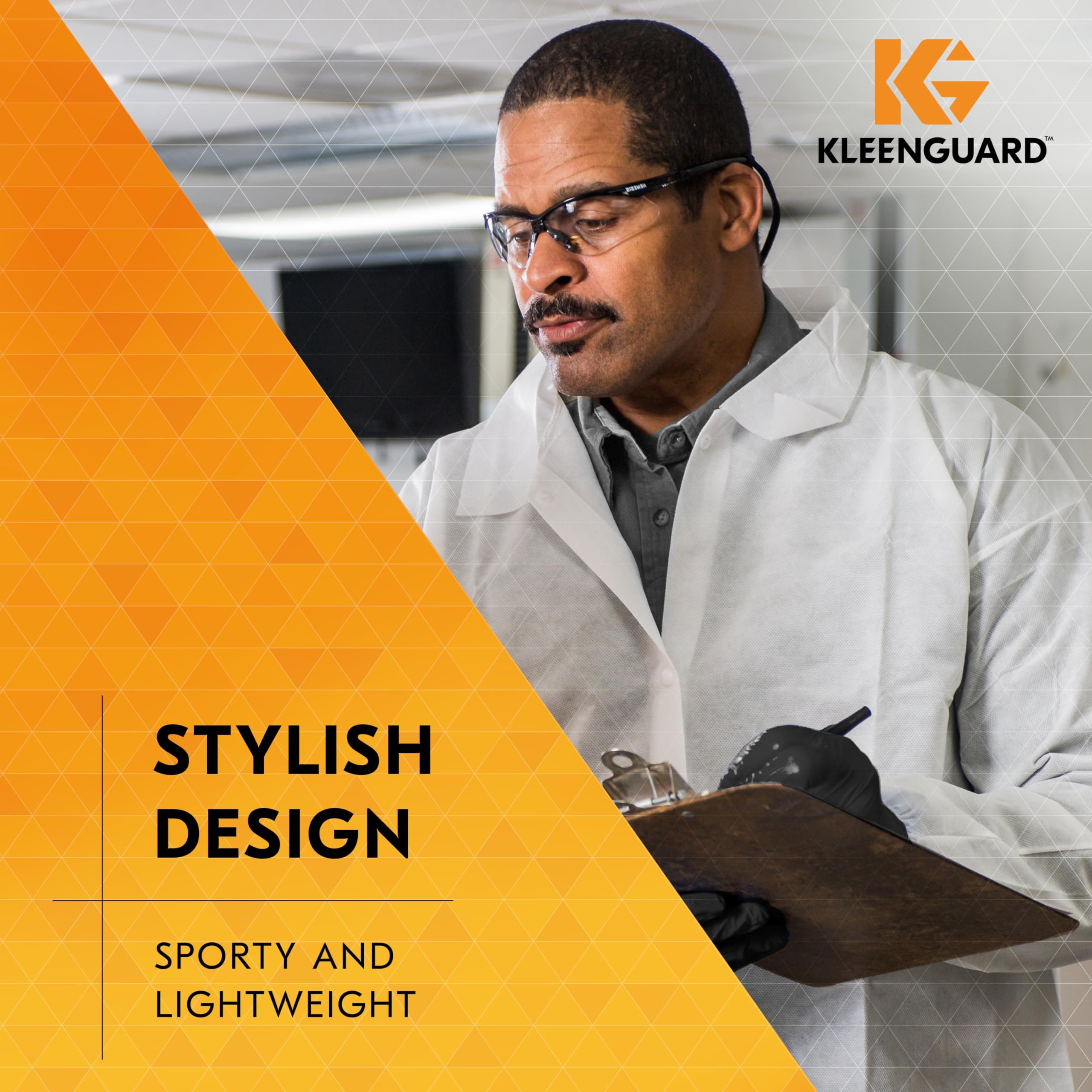 KLEENGUARD gafas en uso en taller, protegiendo contra partículas