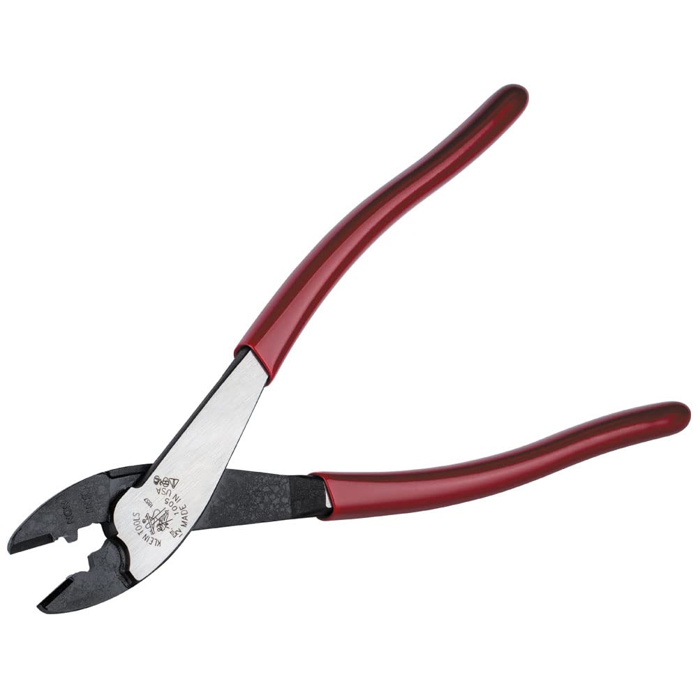 Klein Tools en ambiente de trabajo con electricista usando la pinza