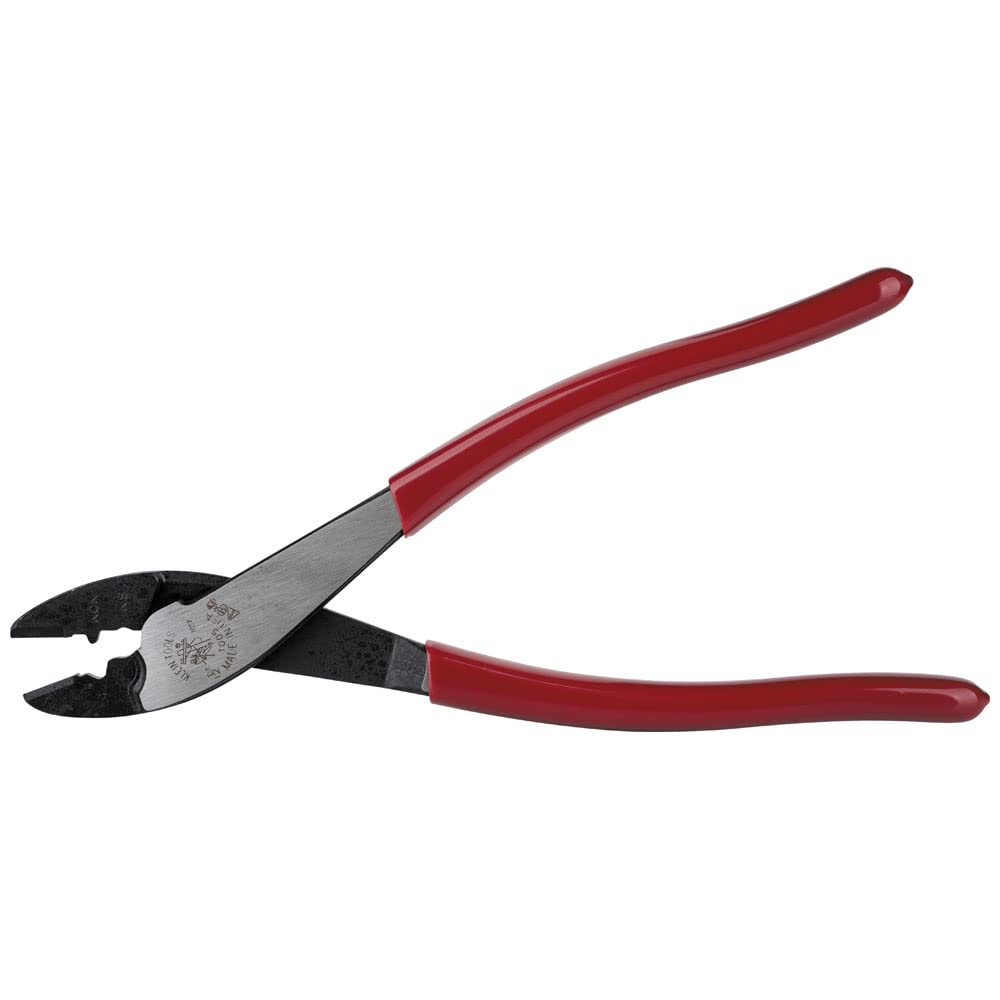 Klein Tools herramienta en uso crimpando un terminal en un arnés eléctrico