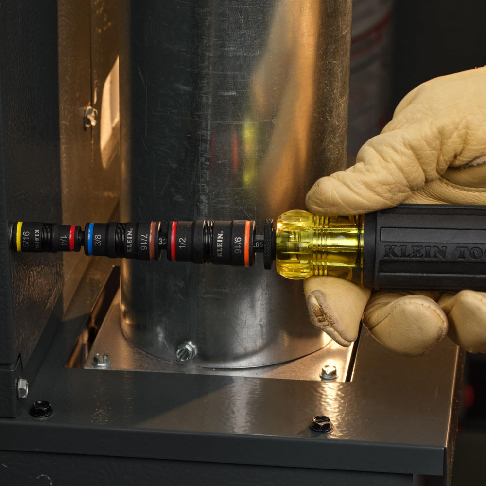 Klein Tools uso en taller con tornillos y tuercas mostrando eficiencia