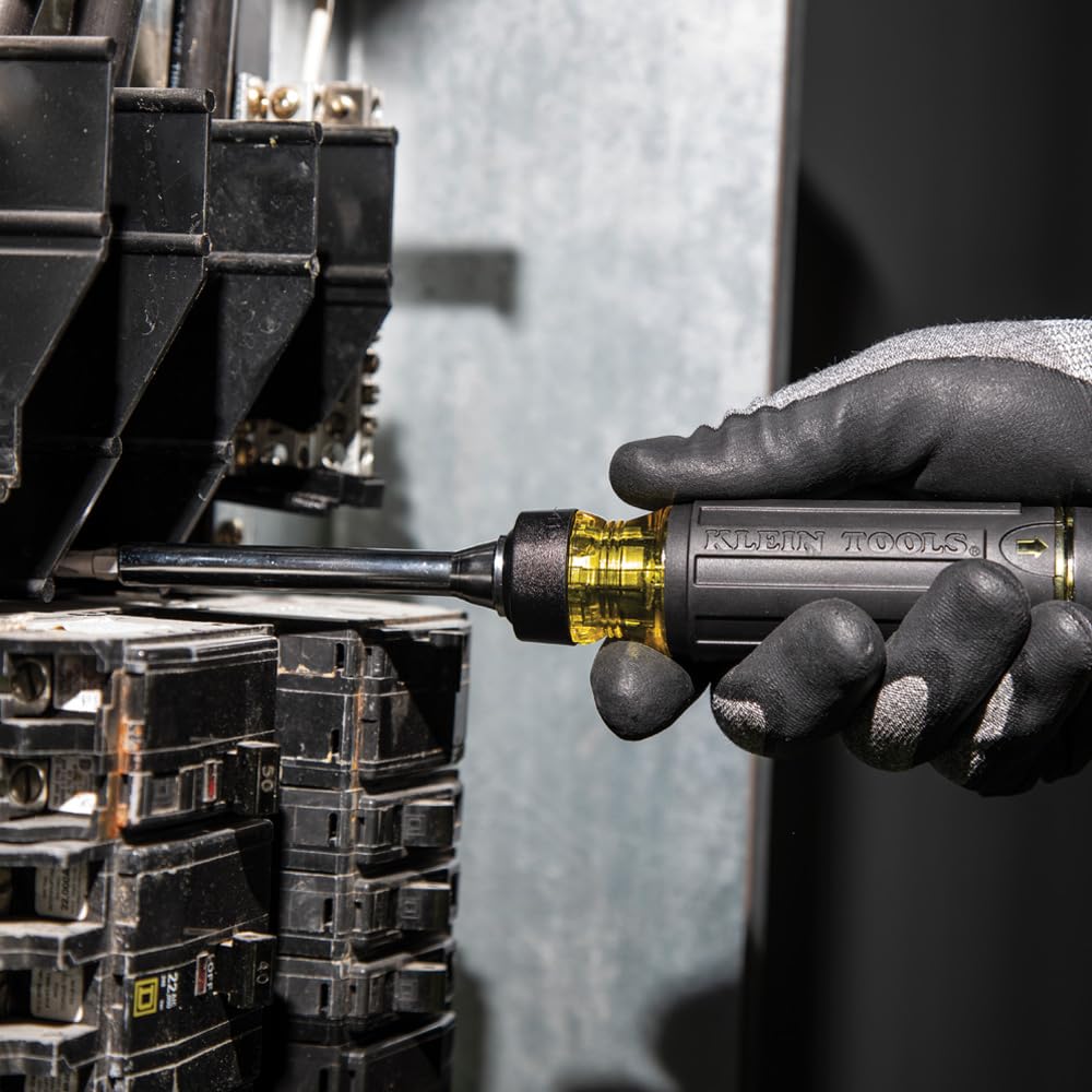 Klein Tools en uso dentro de una caja de controles, rapidez en maniobras