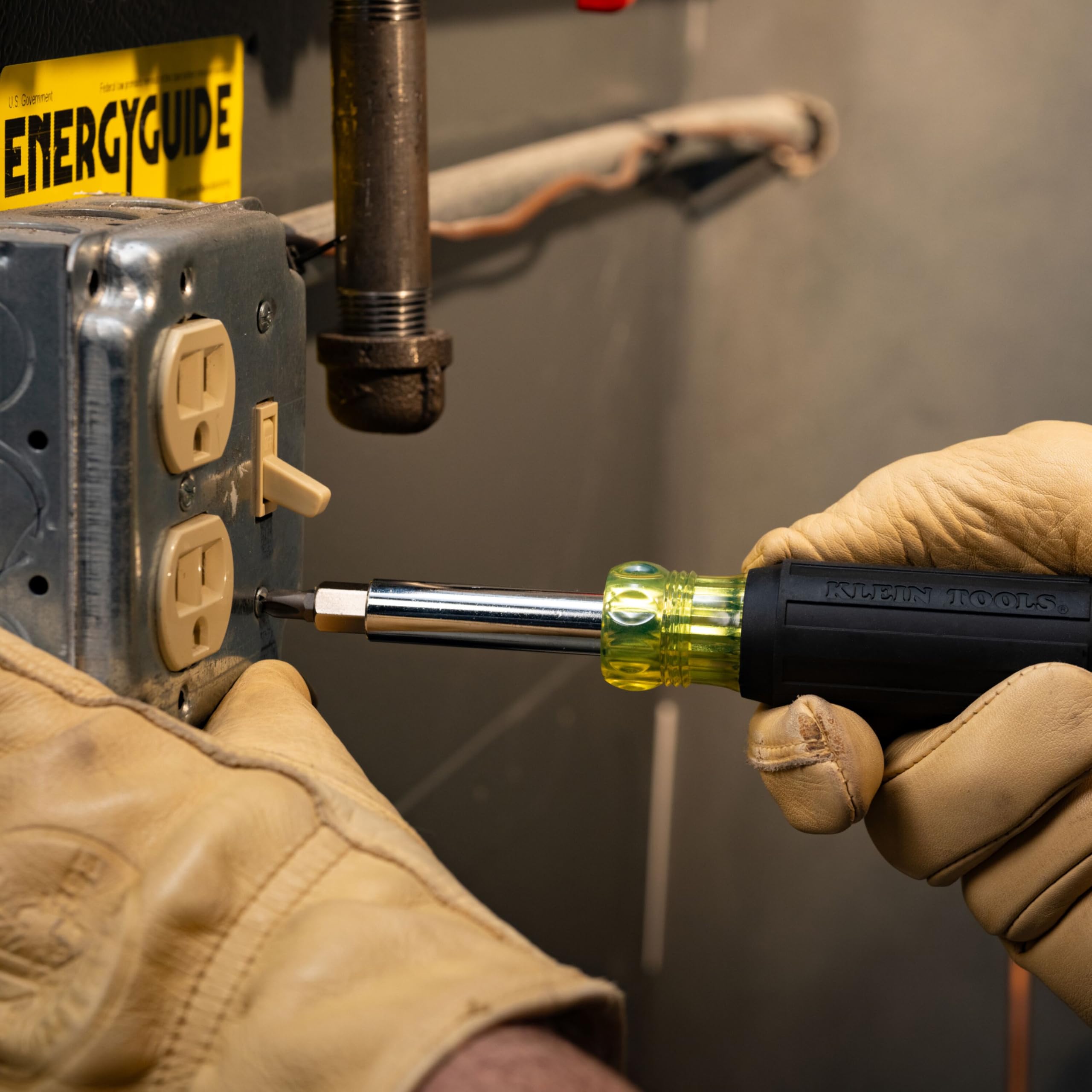 Klein Tools 32500 en uso por técnico, herramienta lista en sitio de trabajo