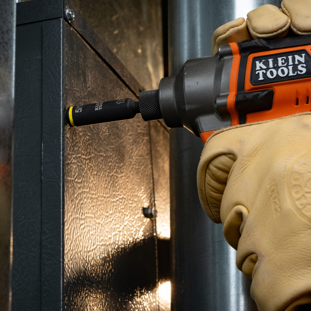 Klein Tools 32500HD comparación de tamaño junto a destornillador estándar