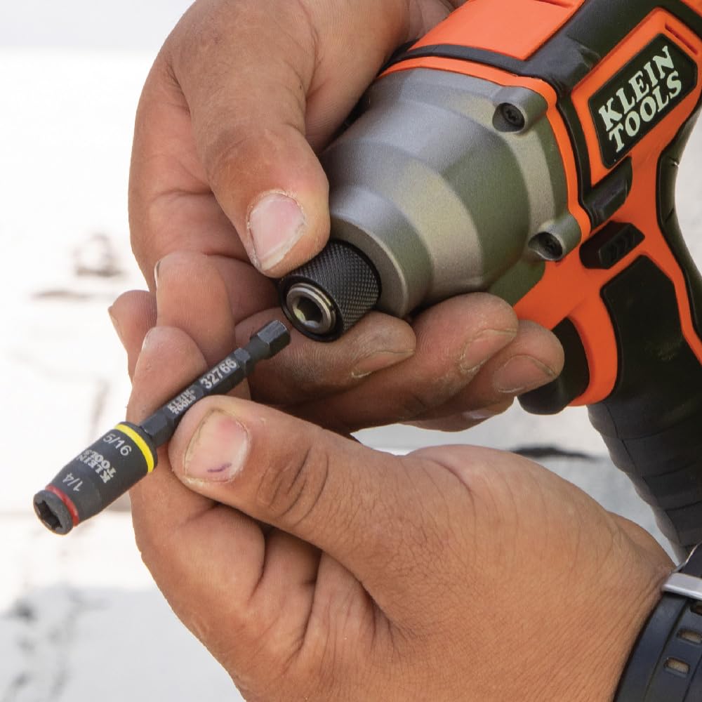 Klein Tools usado en espacio reducido evitando caídas de piezas