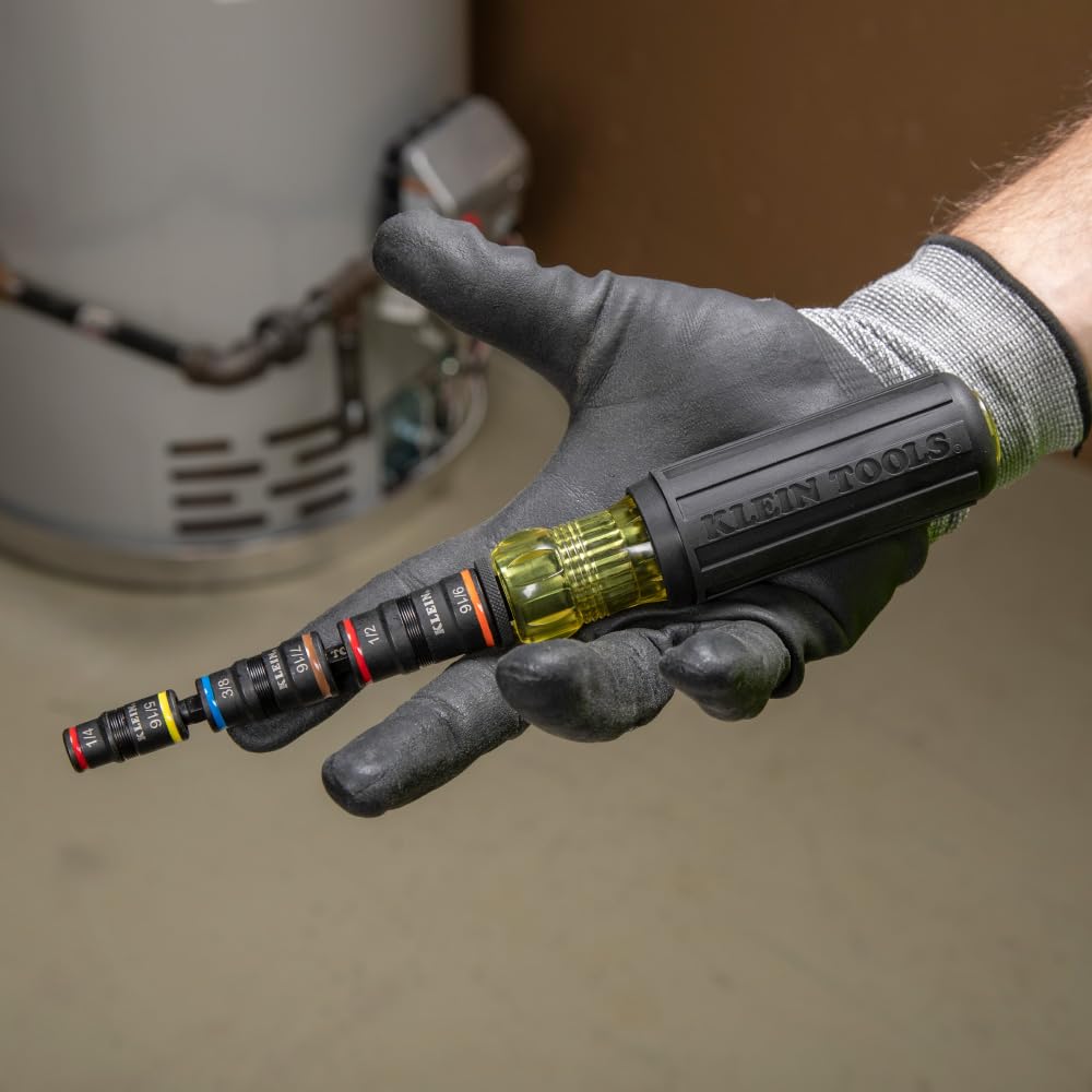 Klein Tools 32910 comparación de tamaño en mano para apreciar su portabilidad