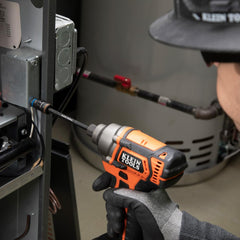 Klein Tools 32910 primer plano de los vasos flip mostrando acabados resistentes