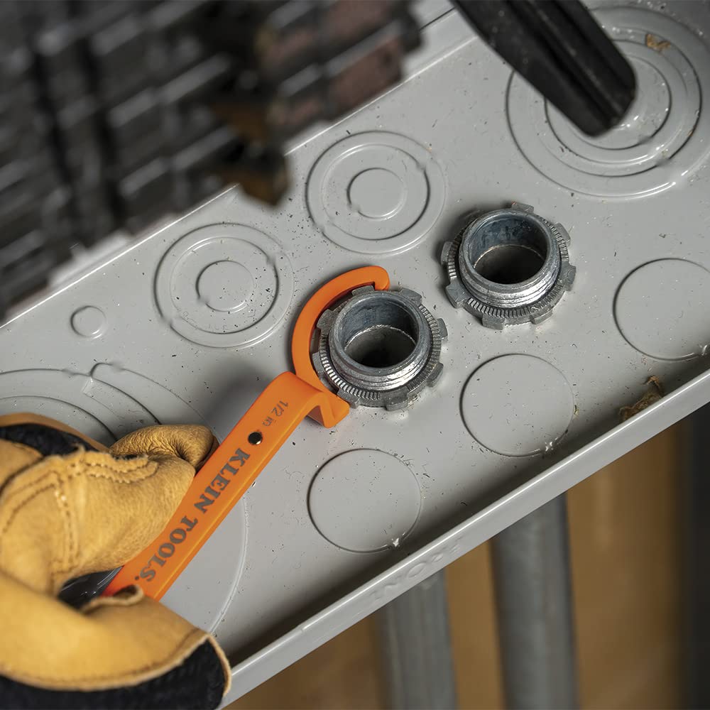 KLEIN TOOLS llave en uso aflojando una tuerca en una placa eléctrica