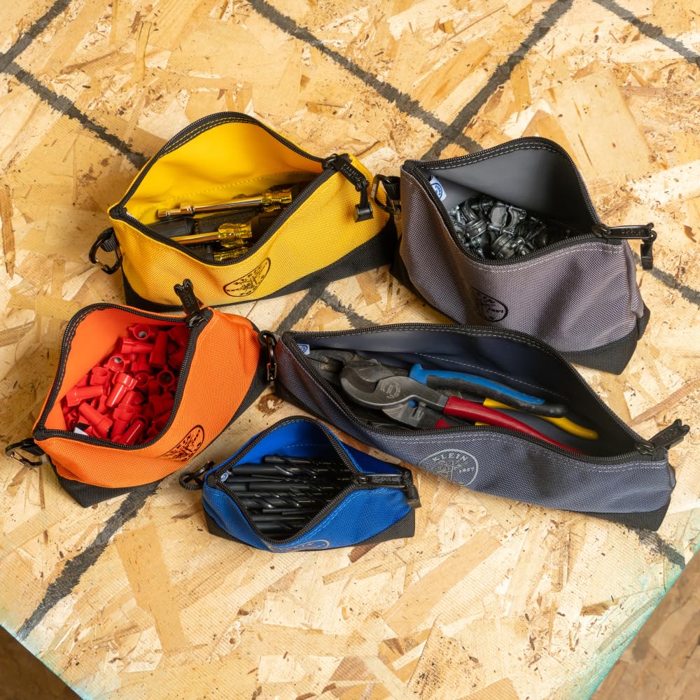 Klein Tools bolsas en un banco de trabajo en taller, lista para uso