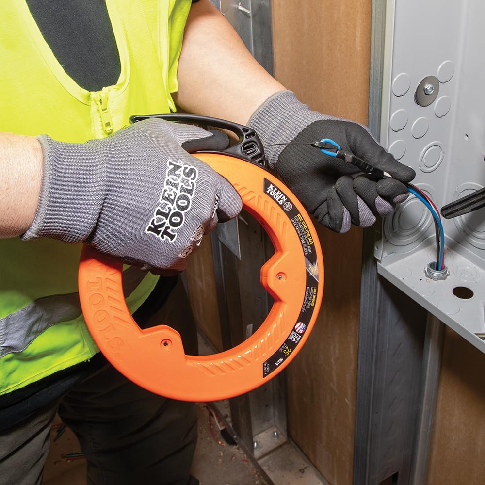 Klein Tools en uso pasando cable por pared estrecha