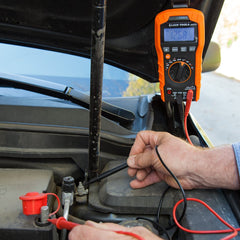 Klein Tools 69410 en uso en panel eléctrico mejora la precisión