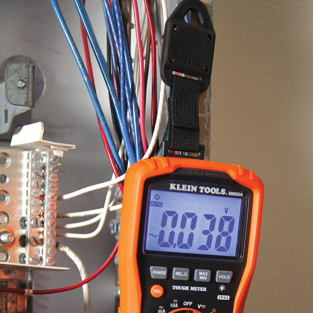 Klein Tools colgador junto a multímetro para comparar tamaño y ajuste