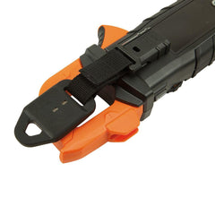 Klein Tools colgador fijado a tablero metálico permitiendo trabajo manos libres