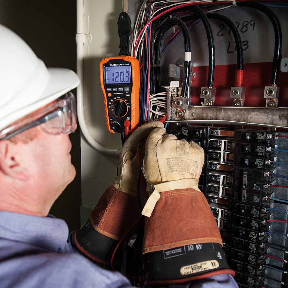 Klein Tools colgador en entorno de obra mejorando eficiencia del técnico