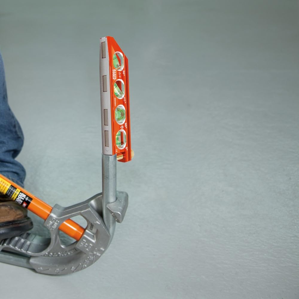 Klein Tools nivel en obra junto a herramientas mostrando uso profesional