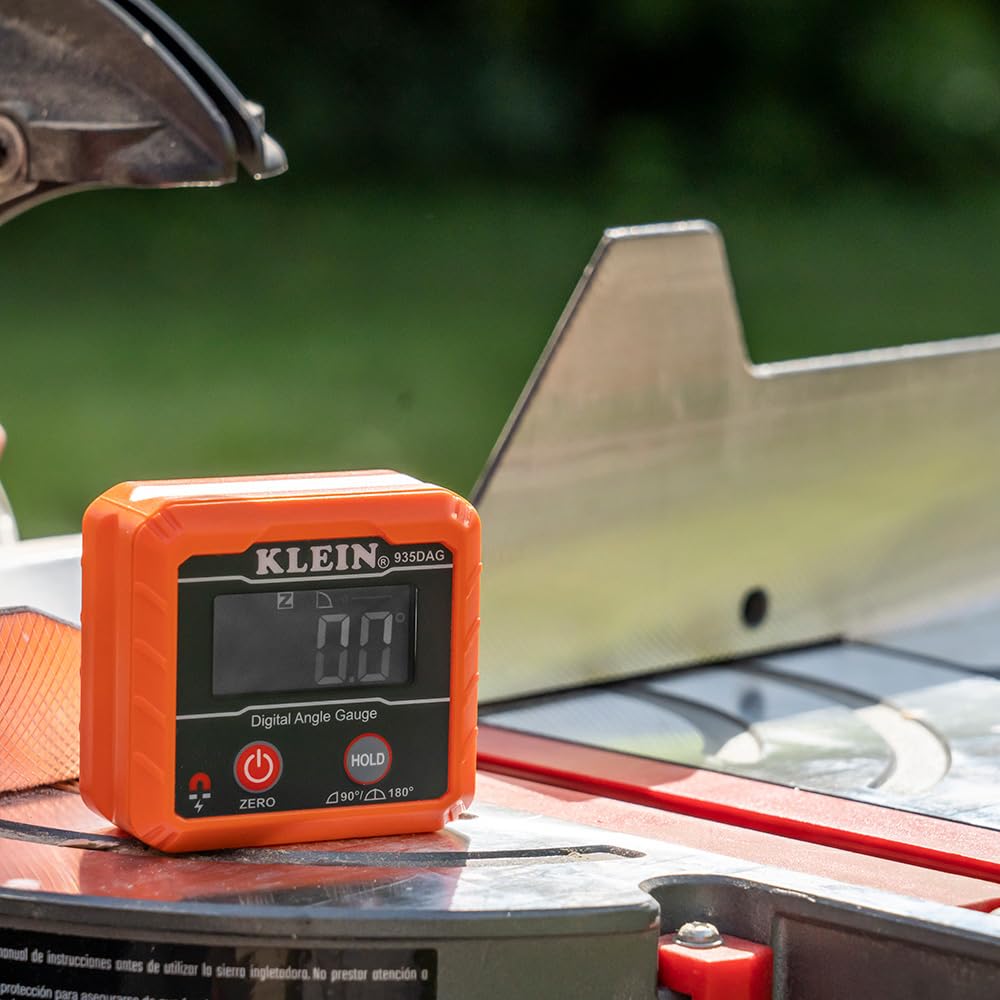 Klein Tools 935DAG en ambiente de obra usado por instalador profesional