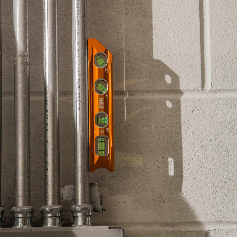 Cuerpo naranja del Klein Tools 935RB dentro de caja de herramientas, fácil localización