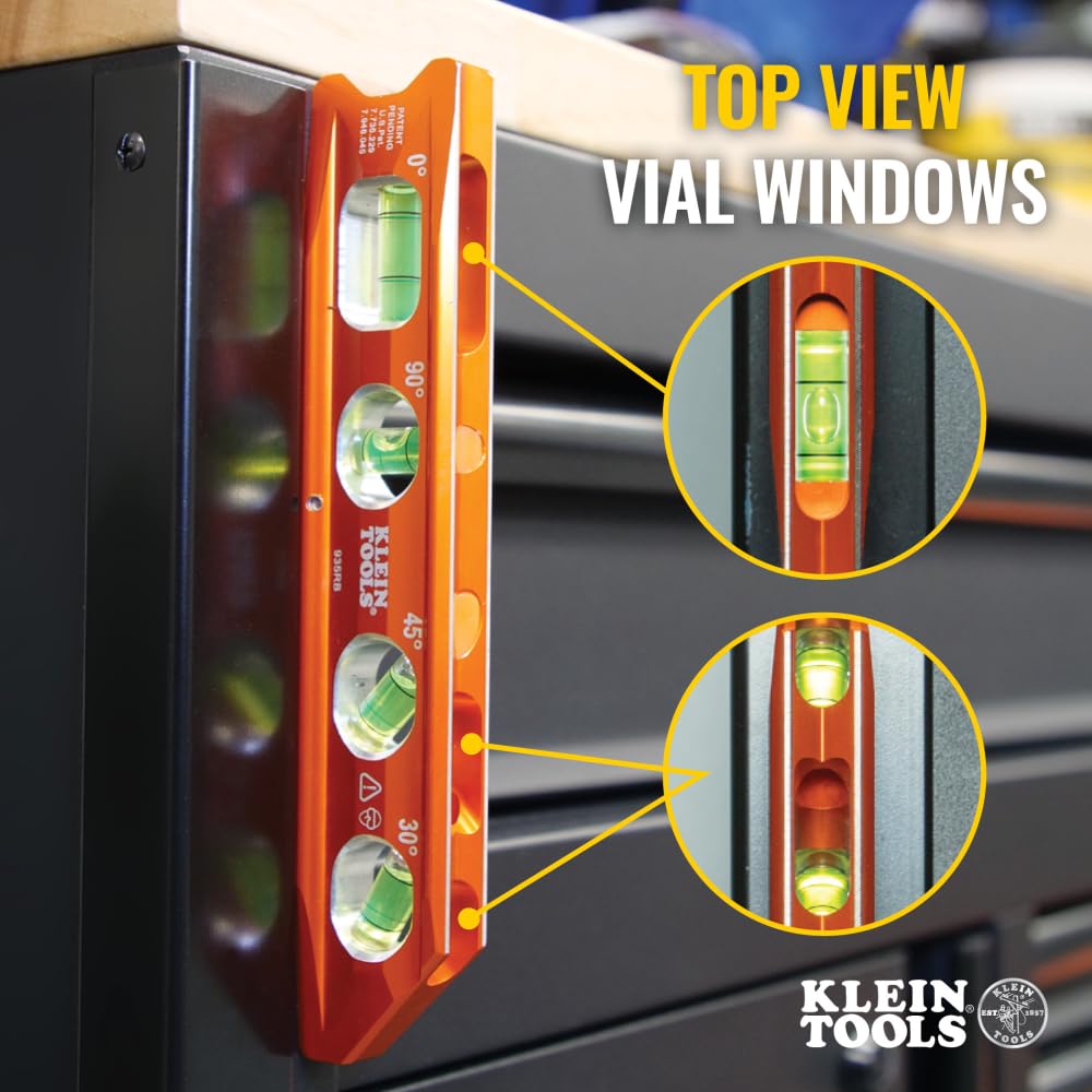 Nivel Klein Tools asentado en tubería con V-groove para contacto estable