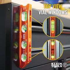 Nivel Klein Tools asentado en tubería con V-groove para contacto estable