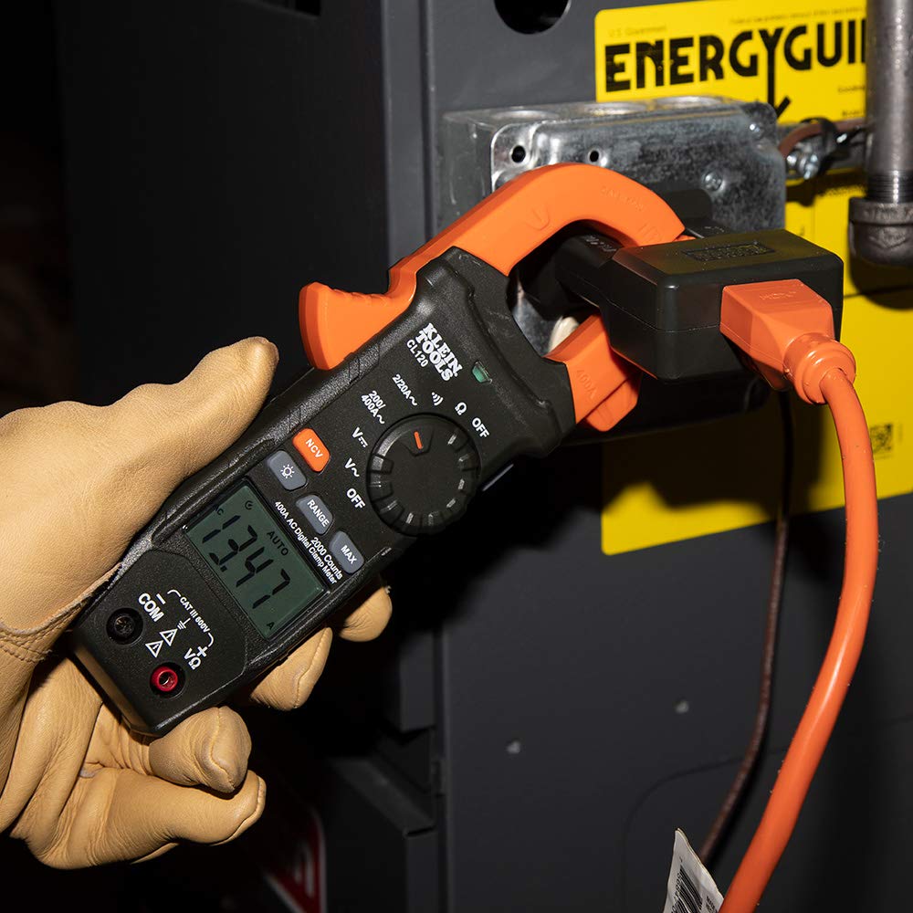 Klein Tools CL120 colocada junto a una regla para comparar tamaño y portabilidad