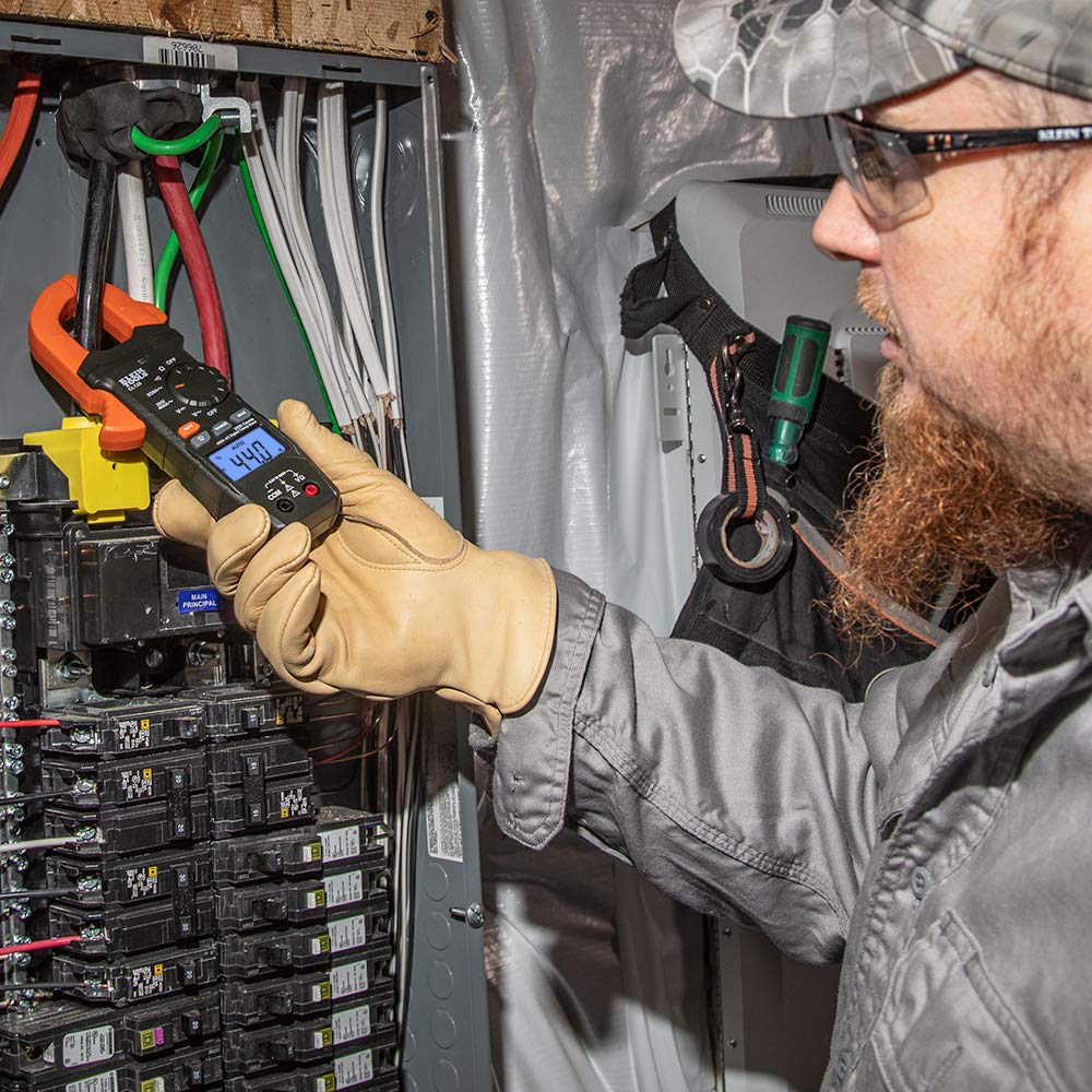 Klein Tools CL120 colgada con un accesorio magnético opcional para operación manos libres