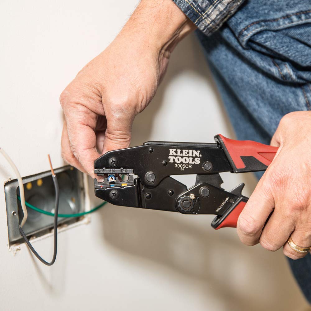 Klein Tools crimpando un terminal aislado mostrando conexión segura