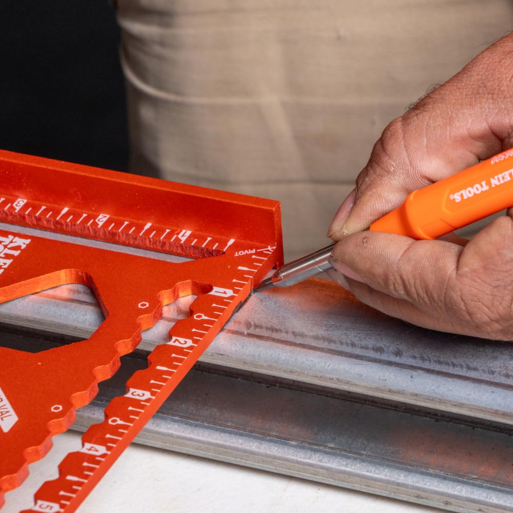 KLEIN TOOLS lápiz en uso marcando línea clara sobre madera en construcción