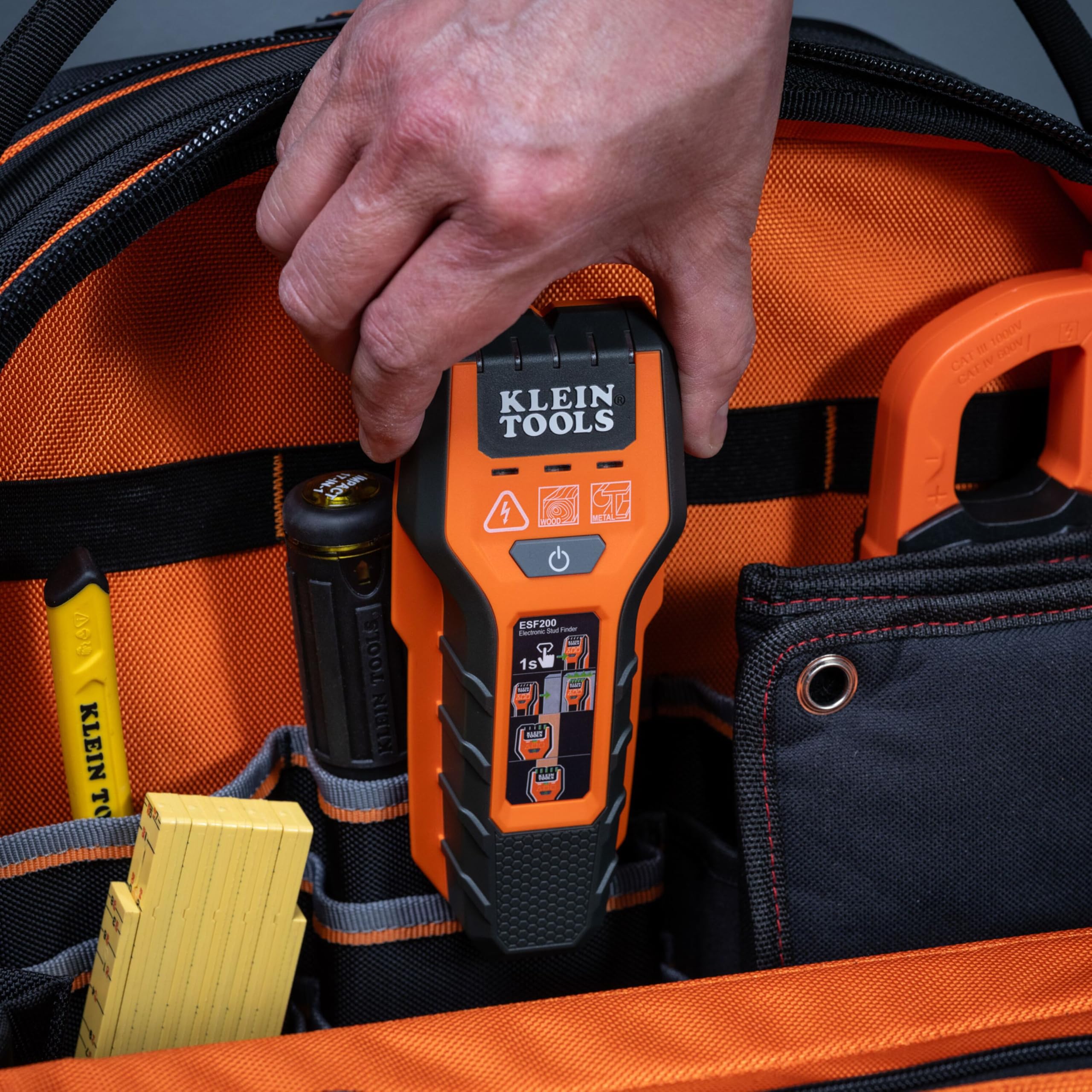 Klein Tools ESF200 en un sitio de trabajo profesional para detectar montantes