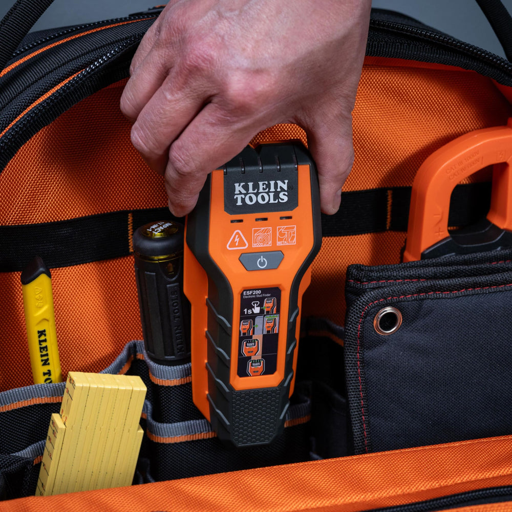 Klein Tools ESF200 en un sitio de trabajo profesional para detectar montantes