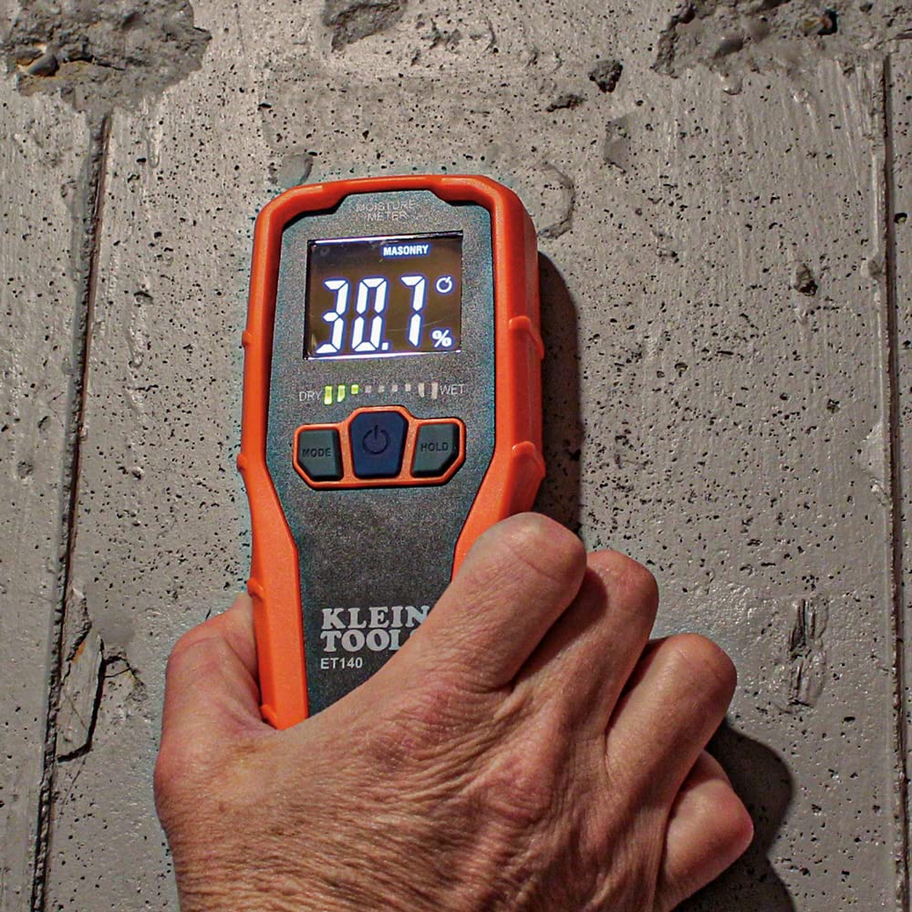 Klein Tools ET140 en un sitio de trabajo profesional para inspección rápida