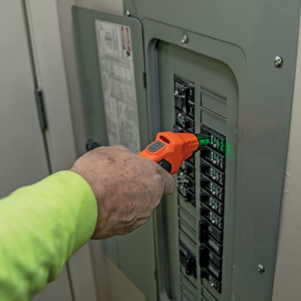 Klein Tools ET310 en uso escaneando un cuadro eléctrico eficientemente