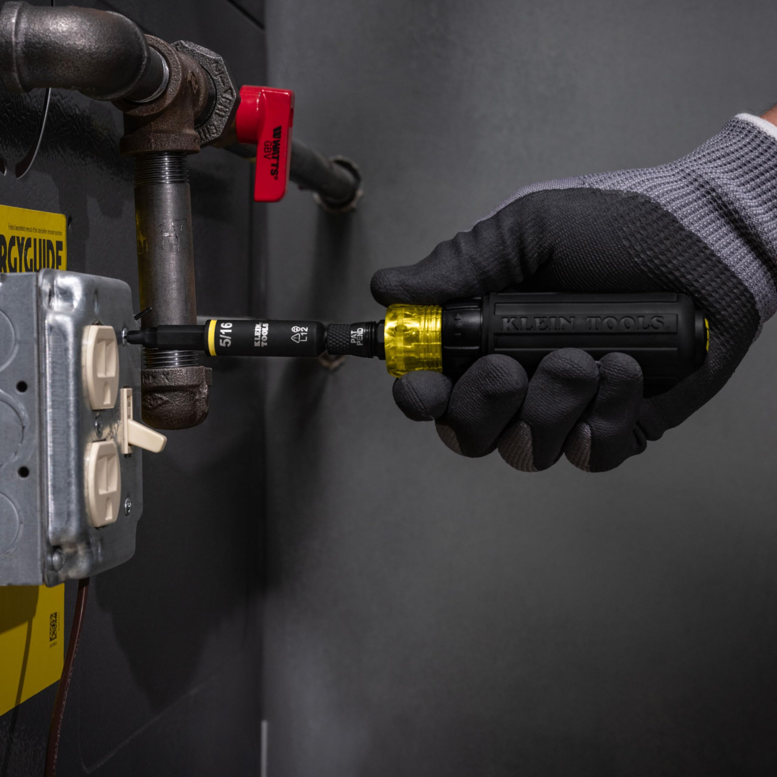 Klein Tools etiqueta y marca resaltando calidad profesional duradera