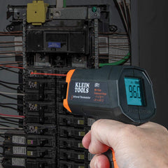 Klein Tools IR1 detalle de carcasa resistente y agarre seguro