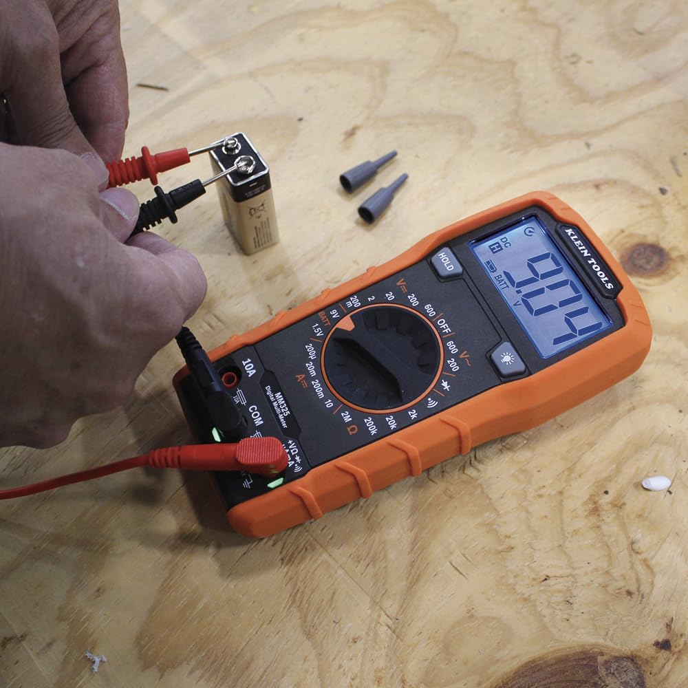 Klein Tools MM325 midiendo voltaje en un tablero, diagnóstico profesional