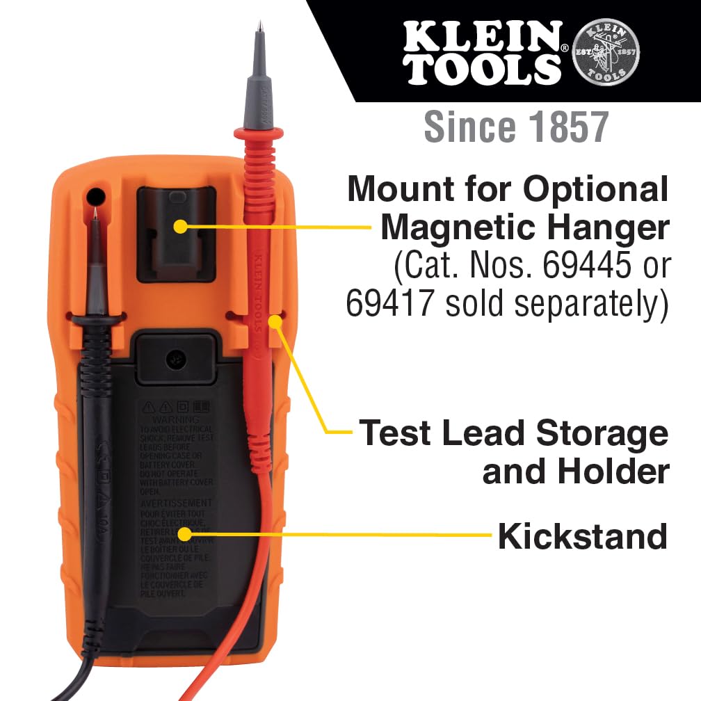 Klein Tools MM325 pantalla retroiluminada mostrando lectura en baja luz