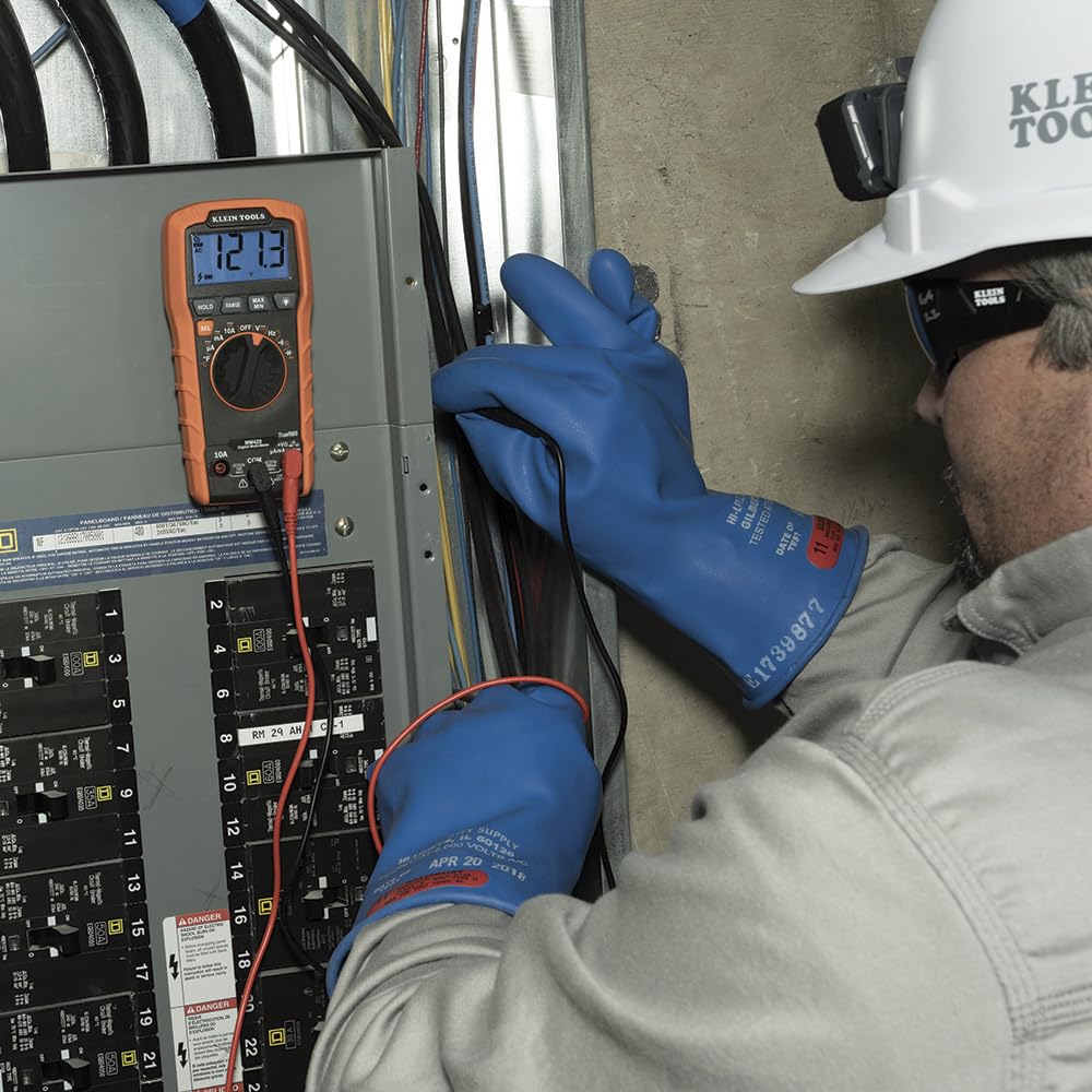 KLEIN TOOLS MM420 comparación de tamaño para evaluar portabilidad y almacenamiento
