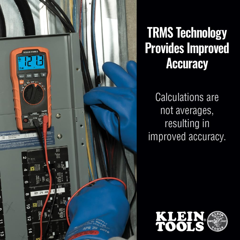 KLEIN TOOLS MM420 en uso por un electricista para diagnósticos rápidos y precisos