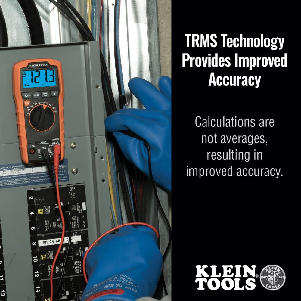KLEIN TOOLS MM420 en uso por un electricista para diagnósticos rápidos y precisos