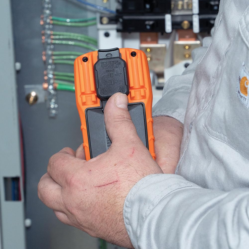 KLEIN TOOLS MM420 etiqueta con especificaciones claras y capacidades TRMS