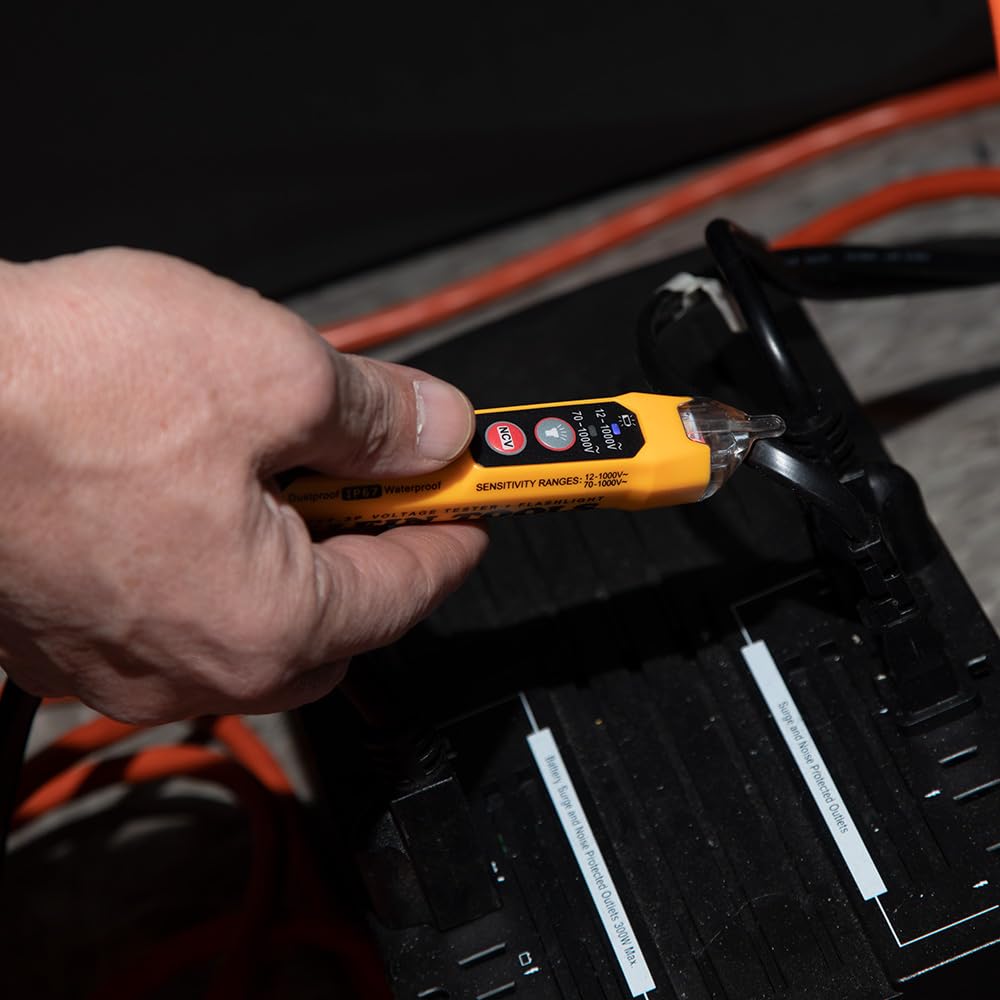 KLEIN TOOLS LED rojo intermitente y pitido señalando presencia de voltaje