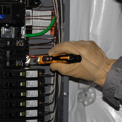 KLEIN TOOLS en uso detectando tensión en cables sin contacto para seguridad