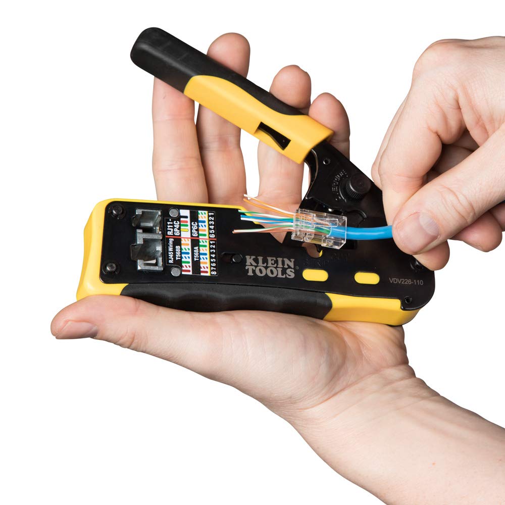 Klein Tools comparación de tamaño junto a una regla para referencia de escala