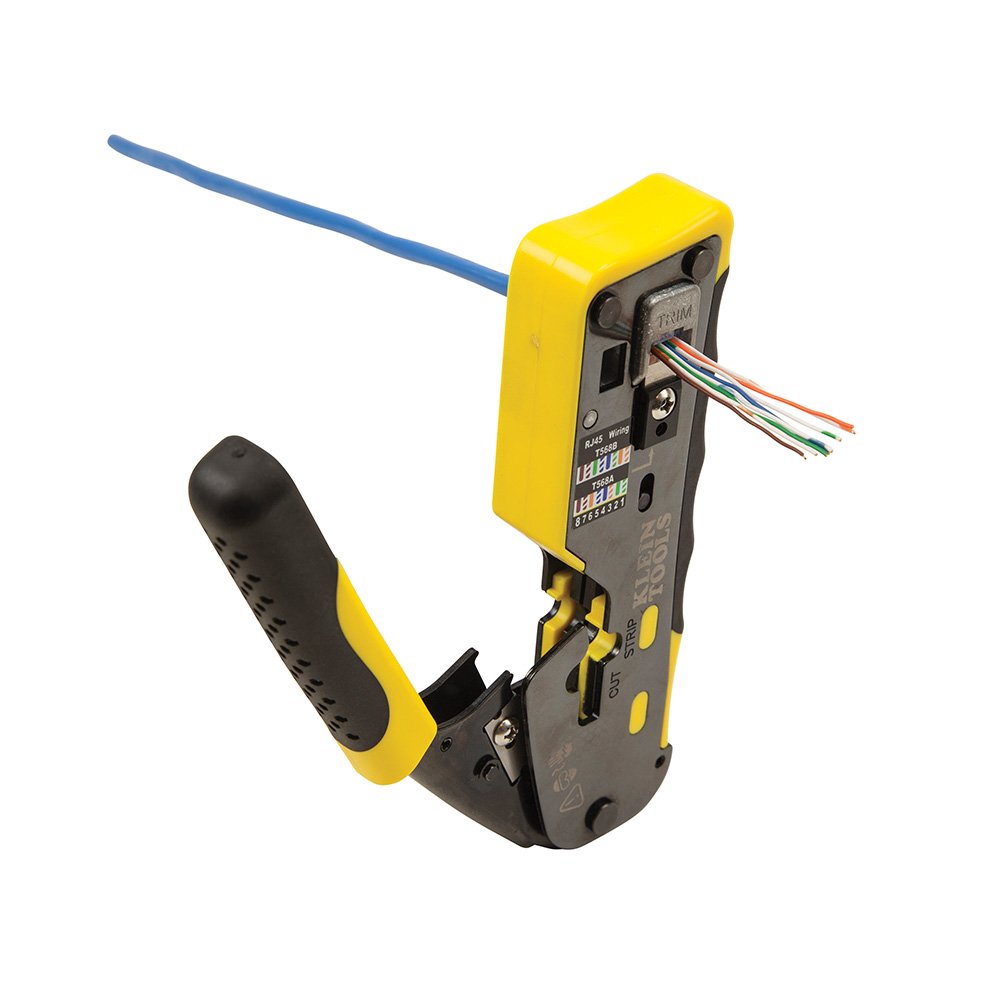 Klein Tools corte flush al ras del conector demostrando acabado profesional