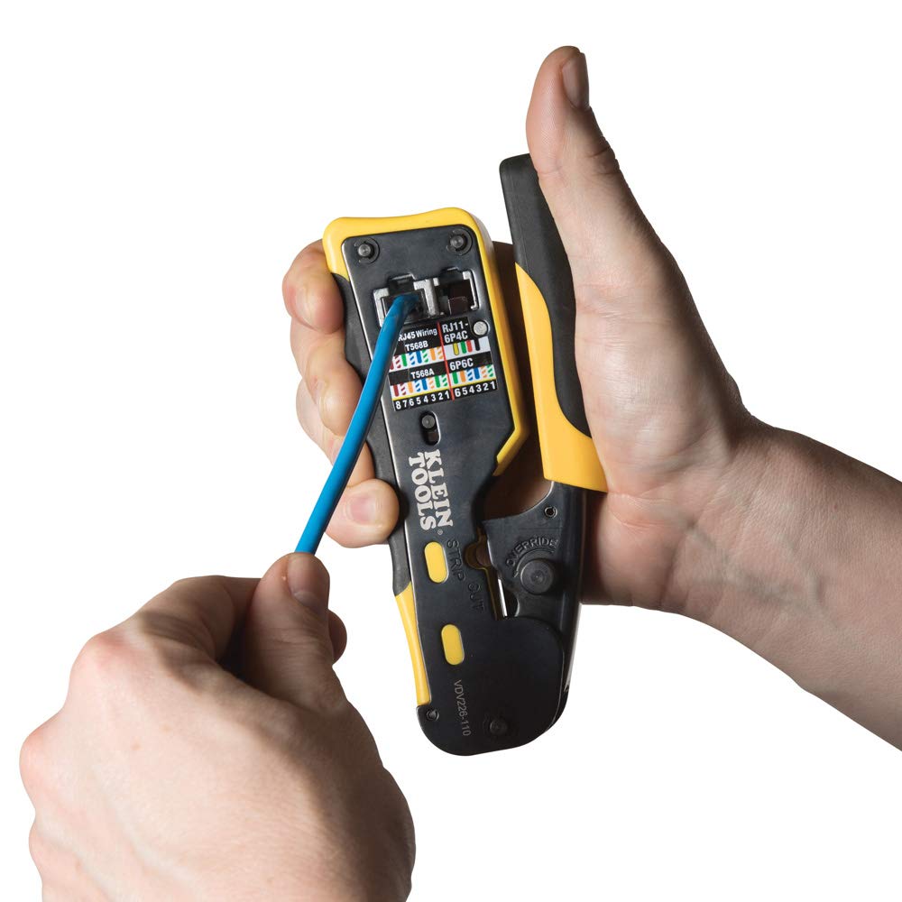 Klein Tools conector RJ45 Pass‑Thru insertado demostrando paso de conductores