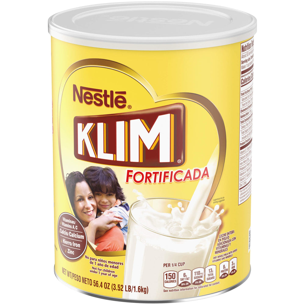 KLIM vaso de leche reconstituida en mesa, listo para beber