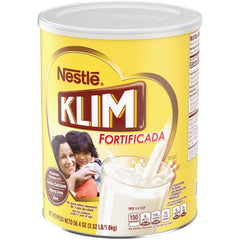 KLIM vaso de leche reconstituida en mesa, listo para beber