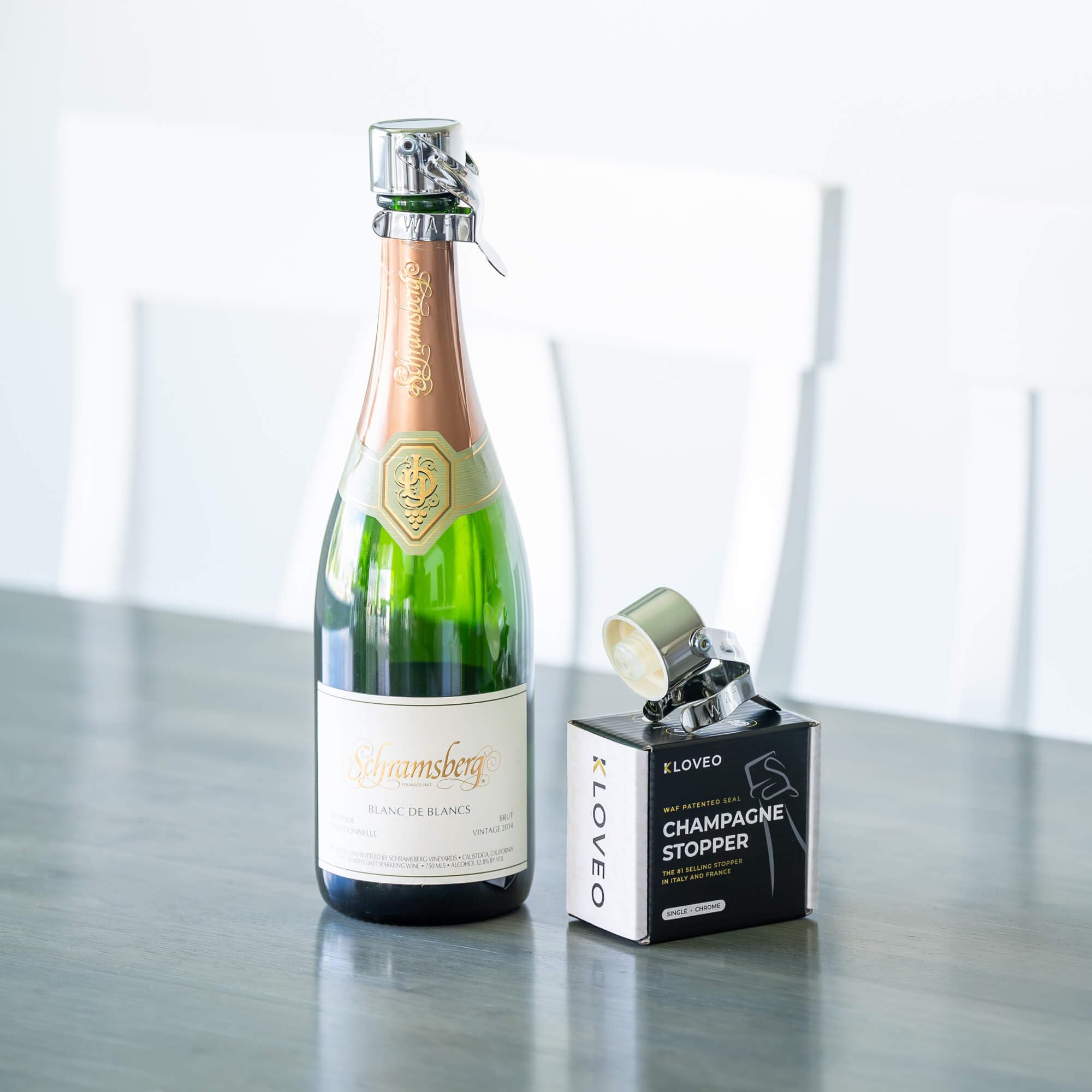 KLOVEO stopper in a dinner setting preserving fizz and elevating beverage service