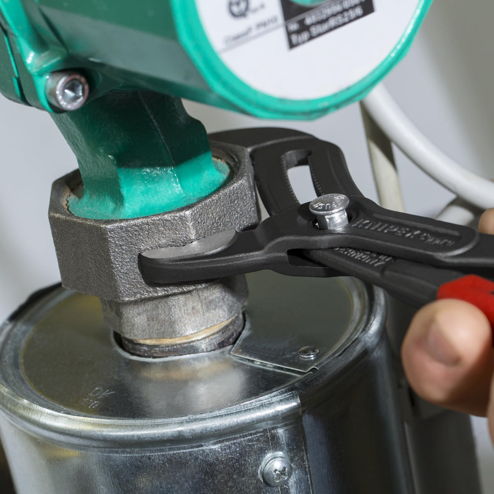 KNIPEX botón de ajuste en uso para cambio rápido de abertura