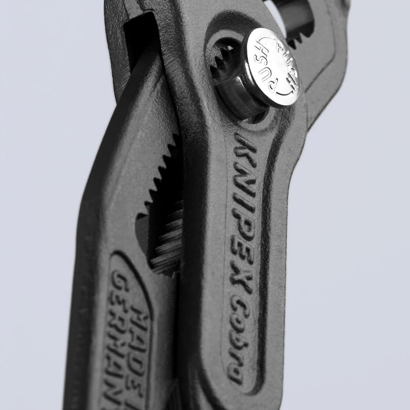 KNIPEX Cobra junto a mano muestra tamaño compacto y control