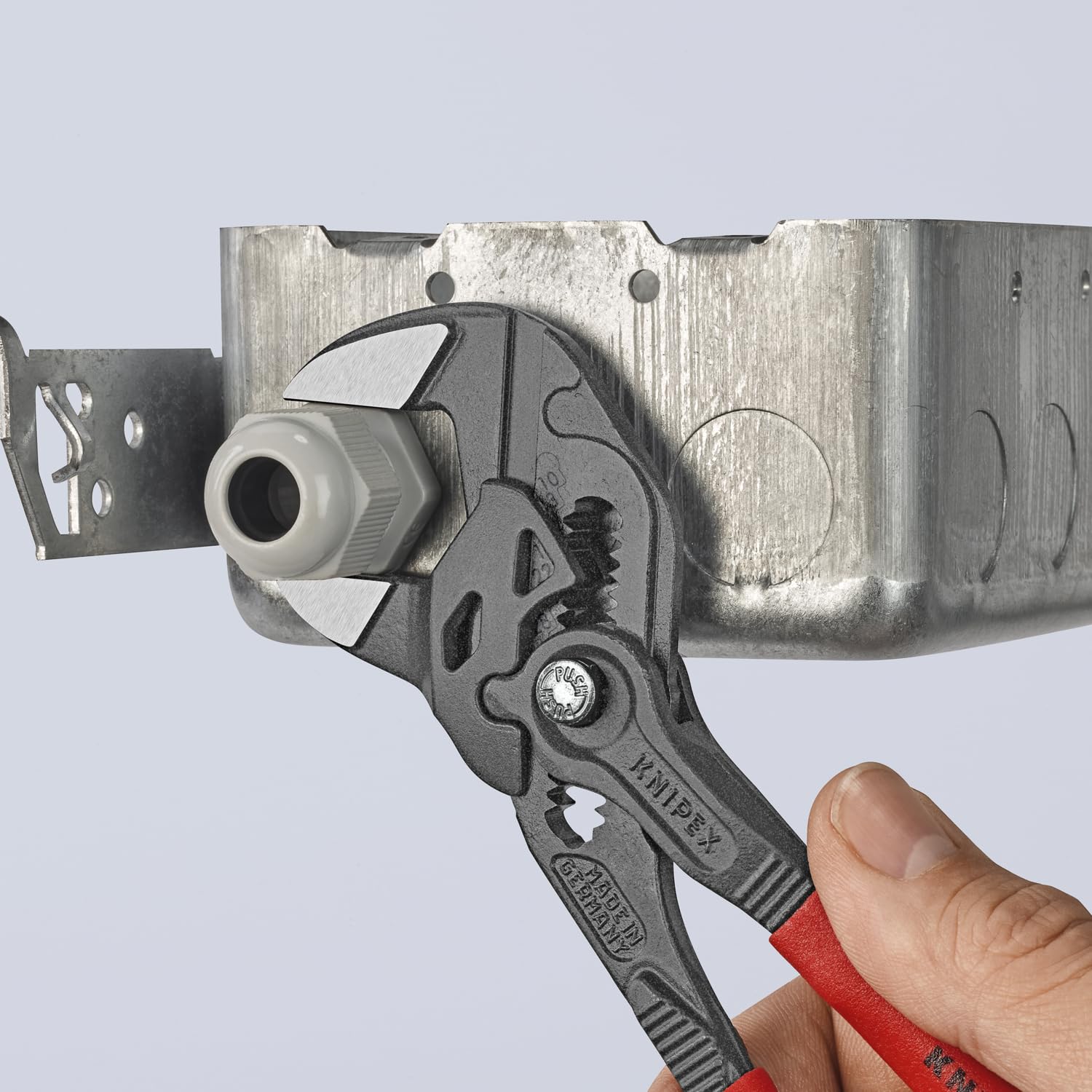 KNIPEX herramienta en uso apretando tuerca en espacio reducido