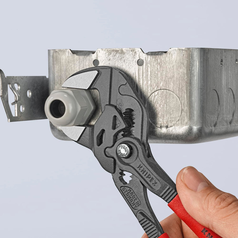 KNIPEX herramienta en uso apretando tuerca en espacio reducido